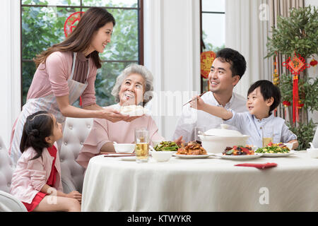 La famiglia felice avente il Capodanno cinese la cena Foto Stock