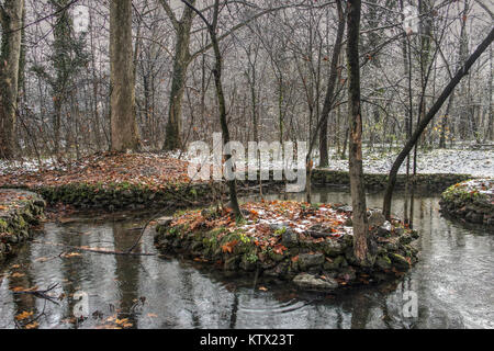 A Belgrado, in Serbia - stagno del parco Topcider in inverno Foto Stock