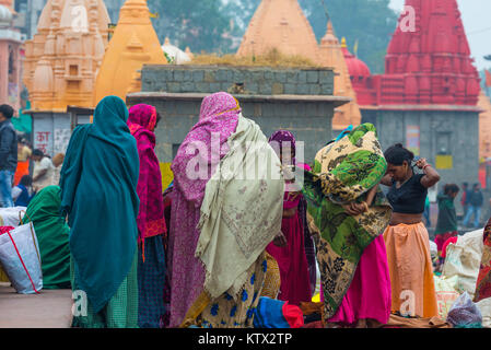 Ujjain, India - 7 Dicembre 2017: persone che frequentano cerimonia religiosa sul fiume santo a Ujjain, India, città sacra per la religione indù. Foto Stock