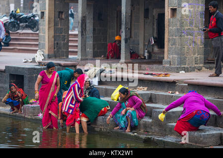 Ujjain, India - 7 Dicembre 2017: persone che frequentano cerimonia religiosa sul fiume santo a Ujjain, India, città sacra per la religione indù. Foto Stock