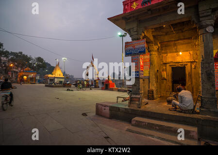 Ujjain, India - 7 Dicembre 2017: persone che frequentano cerimonia religiosa sul fiume santo a Ujjain, India, città sacra per la religione indù. Foto Stock