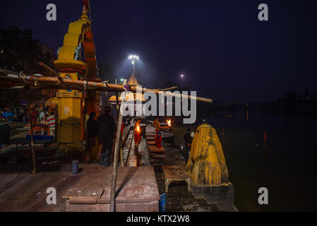 Ujjain, India - 7 Dicembre 2017: persone che frequentano cerimonia religiosa sul fiume santo a Ujjain, India, città sacra per la religione indù. Foto Stock