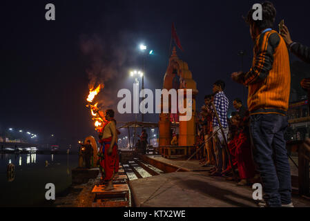 Ujjain, India - 7 Dicembre 2017: persone che frequentano cerimonia religiosa sul fiume santo a Ujjain, India, città sacra per la religione indù. Foto Stock