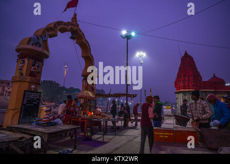 Ujjain, India - 7 Dicembre 2017: persone che frequentano cerimonia religiosa sul fiume santo a Ujjain, India, città sacra per la religione indù. Foto Stock