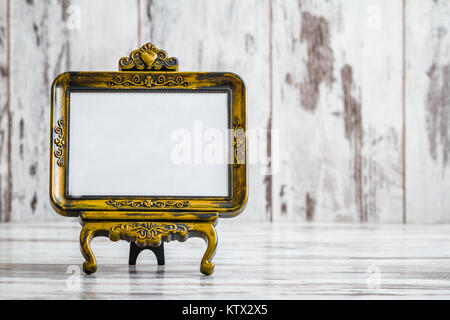 Decorativa da tavolo vintage freestanding cornici bianche su sfondo di legno Foto Stock