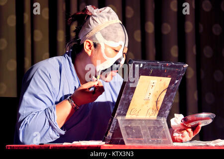 Un Opera di Pechino attore applicare trucco, Teatro Liyuan, Pechino, Cina Foto Stock