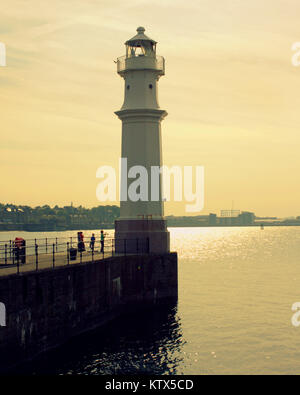 Newhaven lighthouse ,Western Harbour, Leith, Edinburgh, Regno Unito scena quotidiana sunny back lit tramonto Foto Stock