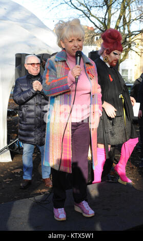 Intorno al 1500 corridori e Walkers ha preso parte in rosso eseguire UK, Giornata Mondiale dell Aids la raccolta di fondi per beneficenza HIV. La gara è stata iniziata da Barbra Windsor in Victoria Park con: Barbra Windsor, barbara windsor dove: Londra, Regno Unito quando: 26 Nov 2017 Credit: WENN.com Foto Stock