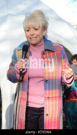 Intorno al 1500 corridori e Walkers ha preso parte in rosso eseguire UK, Giornata Mondiale dell Aids la raccolta di fondi per beneficenza HIV. La gara è stata iniziata da Barbra Windsor in Victoria Park con: Barbra Windsor, barbara windsor dove: Londra, Regno Unito quando: 26 Nov 2017 Credit: WENN.com Foto Stock