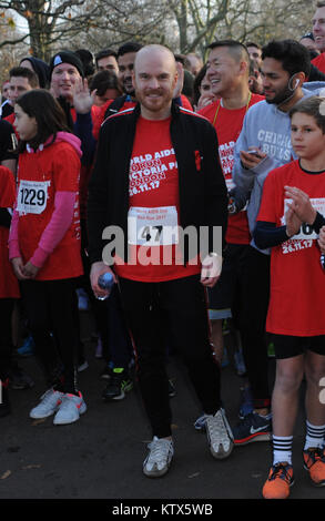 Intorno al 1500 corridori e Walkers ha preso parte in rosso eseguire UK, Giornata Mondiale dell Aids la raccolta di fondi per beneficenza HIV. La gara è stata iniziata da Barbra Windsor in Victoria Park con: atmosfera dove: Londra, Regno Unito quando: 26 Nov 2017 Credit: WENN.com Foto Stock