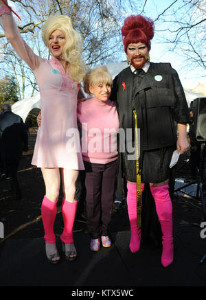 Intorno al 1500 corridori e Walkers ha preso parte in rosso eseguire UK, Giornata Mondiale dell Aids la raccolta di fondi per beneficenza HIV. La gara è stata iniziata da Barbra Windsor in Victoria Park con: Barbra Windsor, barbara windsor dove: Londra, Regno Unito quando: 26 Nov 2017 Credit: WENN.com Foto Stock