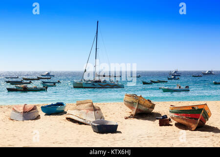 Selezione di legno tradizionali barche da pesca e yacht nella baia di Santa Maria, Isola di Sal, Salina, Capo Verde Foto Stock