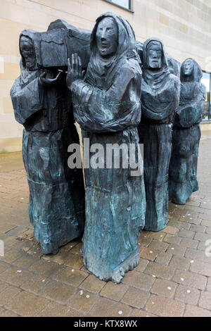 Scultura di Saint Cuthberts Viaggio da Fenwick Lawson al di fuori del teatro di Gala Durham Foto Stock