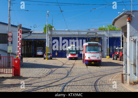 Olomouc, Repubblica Ceca - Maggio 5,2017: la fermata del tram nel centro storico di Olomouc.famoso patrimonio Unesco città e attrazioni turistiche. Foto Stock