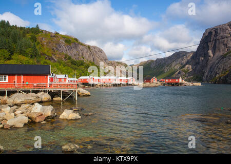 Nusfjord, Norvegia - agosto 21,2017: Rosso classico norvegese della pesca Rorbu capanne, Nusfjord sulle isole Lofoten. Norvegese di tipo tradizionale della casa usata da Foto Stock