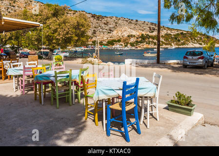 Zante, Grecia - 27 Settembre 2017: tabelle con colorate sedie in taverna greca nel porto di Agios Nikolaos sulla costa nord orientale di Zante isl Foto Stock