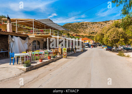 Zante, Grecia - 27 Settembre 2017: Street con ristoranti in Agios Nikolaos si trova sulla costa nord orientale dell'isola di Zante, Grecia Foto Stock