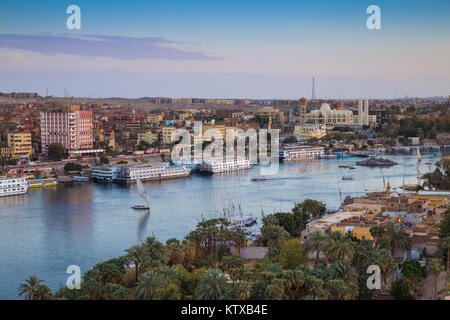 Vista di Aswan guardando sopra l'Isola Elefantina verso la cataratta Hotel, Aswan, Alto Egitto Egitto, Africa Settentrionale, Africa Foto Stock