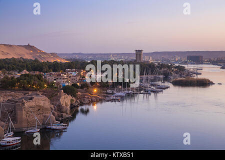 Vista del Movenpick Resort e sul fiume Nilo, Aswan, Alto Egitto Egitto, Africa Settentrionale, Africa Foto Stock