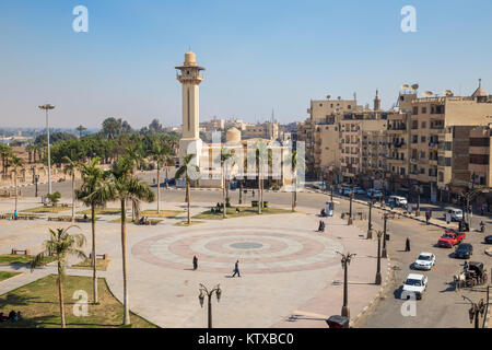 Vista della piazza centrale di fronte del tempio di Luxor, guardando verso Ahmad Najam moschea, Luxor, Egitto, Africa Settentrionale, Africa Foto Stock