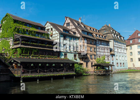 Case con travi di legno lungo il Quai de la Petite France, Ill Canal, Sito Patrimonio Mondiale dell'UNESCO, Strasburgo, Alsazia, dipartimento del Bas-Rhin, Francia, Europa Foto Stock