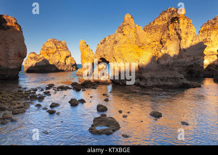 Costa rocciosa al tramonto, Ponta da Piedade Cape, vicino a Lagos, Algarve, Portogallo, Europa Foto Stock