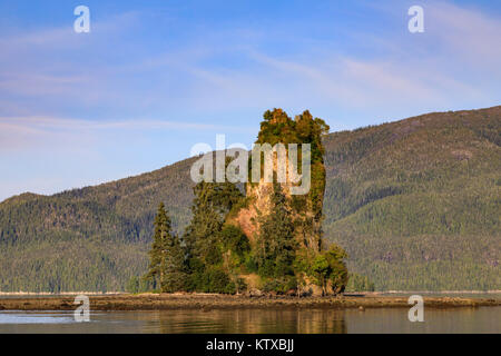 Nuovo Eddystone Rock, tardo pomeriggio di sole estivo, Behm Canal, Misty Fjords National Monument, Ketchikan, Alaska, Stati Uniti d'America, America del Nord Foto Stock