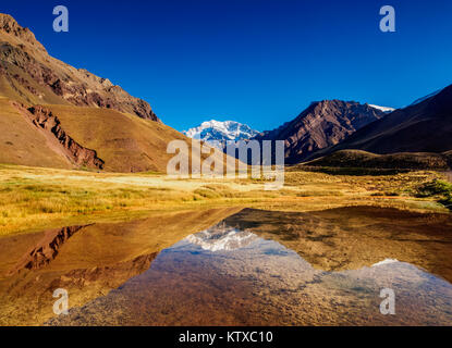 Monte Aconcagua riflettente nel Espejo Laguna, Parco Aconcagua, centrale Ande, Provincia di Mendoza, Argentina, Sud America Foto Stock