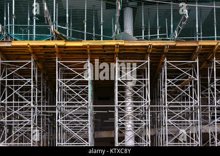 Close-up di un ponteggio con contrafforti e reti di sicurezza. Foto Stock