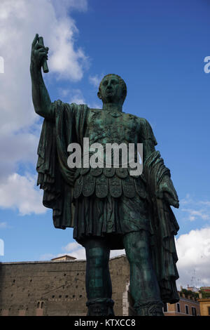 Julius Caesar statua nella zona Forum, Via dei Fori Imperiali di Roma, Lazio, l'Italia, Europa Foto Stock