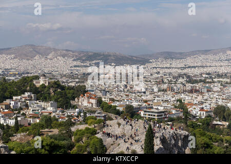 Areopago Hill (Mars Hill), antica corte suprema, vista dalla collina dell'Acropoli di Atene, Grecia, Europa Foto Stock