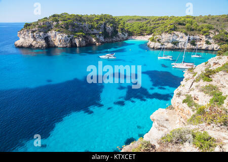 Vista di Cala Macarelleta e barche a vela, Menorca, isole Baleari, Spagna, Mediterraneo, Europa Foto Stock
