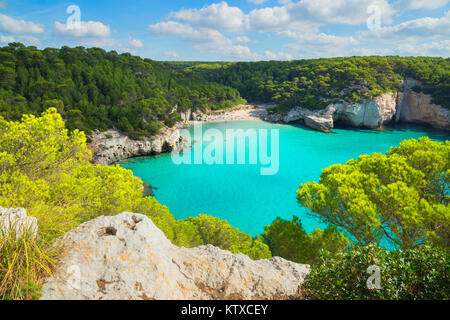 Angolo di alta vista di Cala Mitjana, Menorca, isole Baleari, Spagna, Mediterraneo, Europa Foto Stock