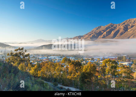 Vista di foschia sopra Montagu all'alba, Western Cape, Sud Africa e Africa Foto Stock