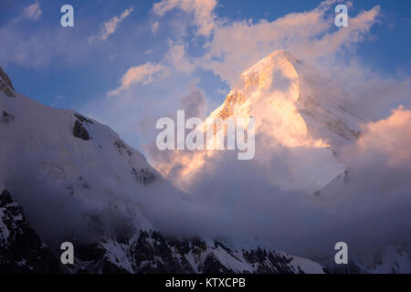 Khan Tengri Glacier vista al tramonto dal campo base, Central Tian Shan Mountain Range, la frontiera del Kirghizistan e Cina, Kirghizistan, Asia centrale, un Foto Stock