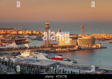 Vista dal Montjuic a Port Vell con il World Trade Center a Port Vell e Torre de Sant Jaume I , Barcellona, in Catalogna, Spagna, Europa Foto Stock