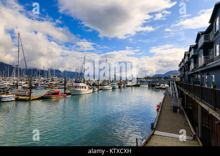 Piccola barca porto, hotel, piccole imbarcazioni e le montagne, Seward, risurrezione Bay, Penisola di Kenai, Alaska, Stati Uniti d'America, America del Nord Foto Stock