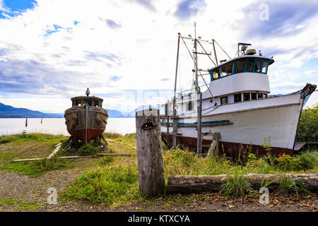 Barche da pesca sulla riva, Icy Strait Point, vicino Hoonah, estate, Chichagof Island, all'interno di passaggio, a sud-est di Alaska, Stati Uniti d'America, Nord Foto Stock