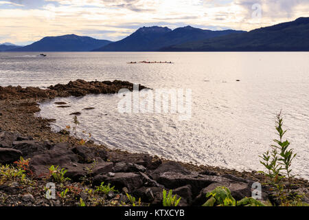 Icy Strait Point, vicino Hoonah, shore e kayak, montagne distanti, estate, Chichagof Island, all'interno del passaggio, Alaska, Stati Uniti d'America, Nord Foto Stock