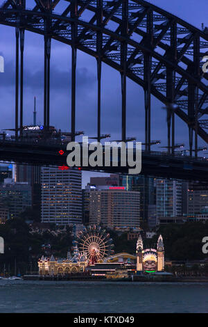 Il Ponte del Porto di Sydney con il Luna Park parco divertimenti sulla North Shore, Sydney, Nuovo Galles del Sud, Australia Pacific Foto Stock