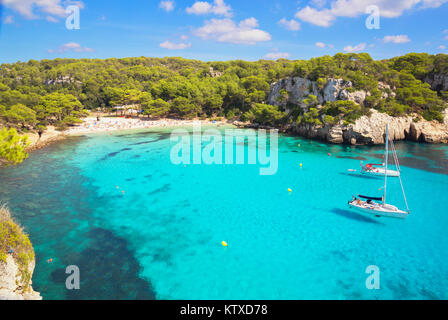 Vista di Cala Macarella e barche a vela, Menorca, isole Baleari, Spagna, Mediterraneo, Europa Foto Stock