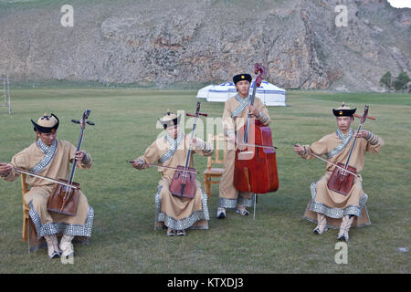 Band locale giocare in Mongolia lo strumento nazionale, il Morin khuur (testa di cavallo fiddle) ed eseguire Khoomi, gola cantando, Bunkhan, Mongolia, Asi centrale Foto Stock