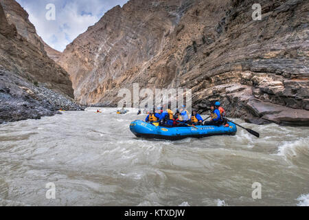 Rafting attraverso magnifici Zanskar Gorge, Ladakh, India, Himalaya, Asia Foto Stock