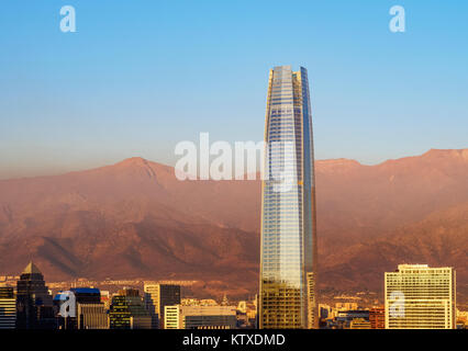 Providencia con Gran Torre Santiago visto dal parco metropolitano, tramonto, Santiago del Cile, Sud America Foto Stock