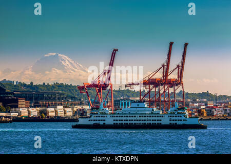 Traversata in traghetto della Baia di Elliott con il Monte Rainier e il porto in background, Seattle, nello Stato di Washington, Stati Uniti d'America, America del Nord Foto Stock