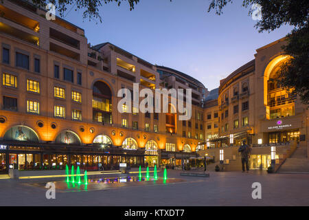 Nelson Mandela Square al crepuscolo, Sandton Johannesburg, Gauteng, Sud Africa e Africa Foto Stock