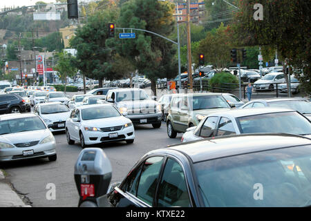 La congestione del traffico su Hyperion Avenue nel tardo pomeriggio in Silverlake (Argento Lago) Il quartiere di La Los Angeles California US KATHY DEWITT Foto Stock