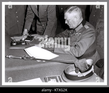 Maresciallo di Campo Wilhelm Keitel, firma il documento di consegna per l'esercito tedesco al quartier generale russo a Berlino, Germania, il 7 maggio 1945. Foto Stock