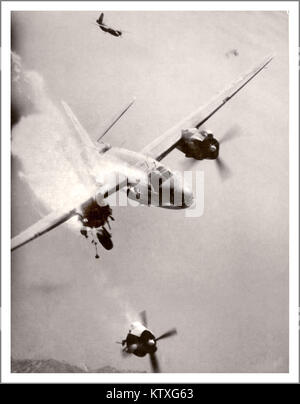 WW2 American Airforce USAAF B26 Bomber sparato in fiamme sulla Francia. Immagine difficile di guerra aerea notevole, di un aereo americano B-26 Marauder grippato dopo un colpo diretto da un guscio di flak tedesco nazista di 88 mm sopra il porto di Tolone, Francia meridionale. Elica dritta e motore completamente separati. 3 dei 6 membri dell'equipaggio sono sopravvissuti a questo incidente aereo di combattimento.. Foto Stock