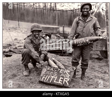 WW2 1940 "Uova di Pasqua per Hitler' Due African American GI posa durante il periodo di Pasqua con personalizzato gusci di fanteria. I soldati USA di campo 969th battaglione di artiglieria decorare i serbatoi che stanno offrendo alla linea anteriore in Germania". Foto Stock